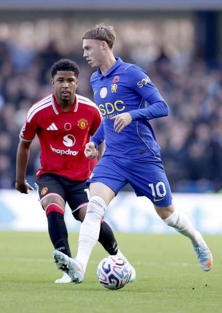 Tr&ecirc;n chấm 11m, Cole Palmer kh&ocirc;ng mắc sai lầm n&agrave;o để n&acirc;ng tỷ số l&ecirc;n 2-0 cho Chelsea. Một thắng lợi đang đến rất gần với The Blues khi họ đang dẫn trước 2 b&agrave;n v&agrave; c&ograve;n c&oacute; lợi thế thi đấu hơn người. Ảnh: EPA.