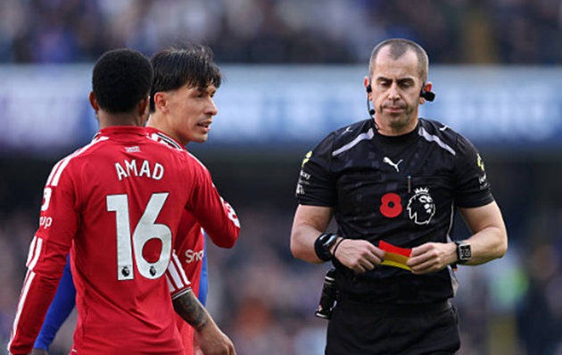 Martinez nhận thẻ đỏ trong trận Chelsea. (Ảnh: Justin Setterfield/Getty Images)