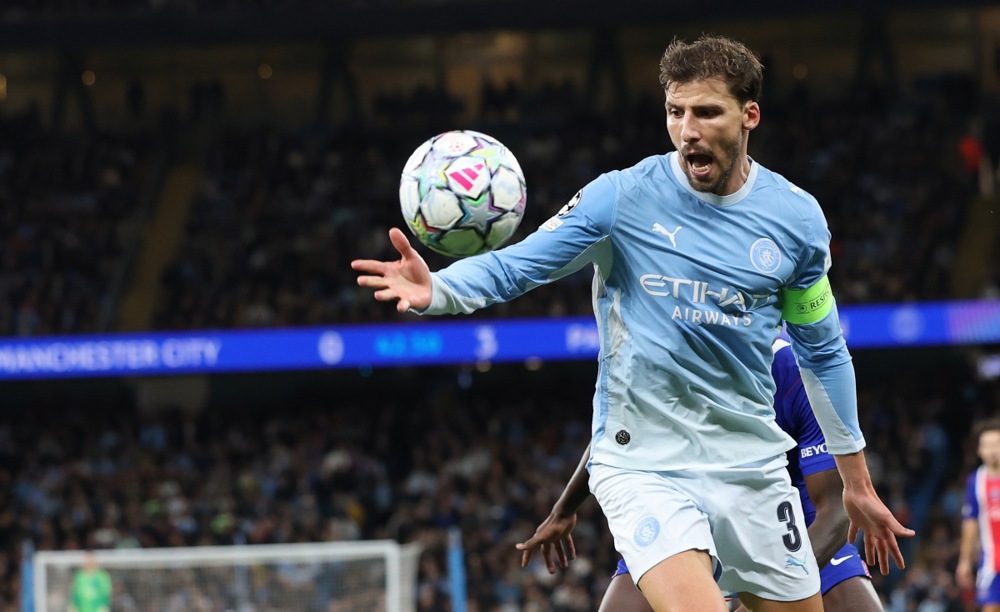 Ruben Dias – 6.5. Dù không phải chịu quá nhiều sức ép trực diện từ hàng công Brighton, thủ lĩnh tuyến phòng ngự của Man City lại tỏ ra khá cẩu thả trong khâu luân chuyển bóng và thiếu đi sự điềm tĩnh cần thiết. Ảnh: EPA.

Josko Gvardiol – 6.8. Tiếp tục là điểm sáng nơi hàng lang trái với khả năng dâng cao hỗ trợ tấn công rất ấn tượng. Hậu vệ người Croatia liên tục xuất hiện ở các điểm nóng vòng cấm nhưng thiếu đi sự chuẩn xác ở pha xử lý cuối cùng. Ảnh: EPA.

Ayyoub Bouaddi – 5.9. Màn trình diễn non nớt cho thấy tài năng trẻ này chưa đủ bản lĩnh để cáng đáng tuyến giữa tại Ngoại hạng Anh. Anh hoàn toàn thất thế trong các pha tranh chấp và sớm bị thay ra trước phút 60. Ảnh: EPA.

Elliot Anderson – 6.5. Hoạt động không biết mệt mỏi với nền tảng thể lực dồi dào bao phủ khắp mặt sân. Anh tích cực tham gia vào các pha tranh chấp, thu hồi bóng và nỗ lực phát động tấn công. Ảnh: EPA.

Iliman Ndiaye – 6.4. Là ngòi nổ tạo ra nhiều nét tươi mới bên hành lang cánh phải trong phần lớn thời gian thi đấu. Dẫu vậy, sự thiếu quyết đoán và phung phí cơ hội ngon ăn khiến đóng góp của anh không mang lại hiệu quả. Ảnh: EPA.

Enzo Fernandez – 6.3. Được bố trí chơi nhô cao ở vai trò hộ công nhưng màn trình diễn lại khá nhạt nhòa. Tiền vệ này thiếu đi những đường chuyền mang tính đột biến cao và buộc phải rời sân nhường chỗ cho phương án khác. Ảnh: EPA.

Jeremy Doku – 6.9. Gieo rắc nhiều xáo trộn cho hàng phòng ngự Brighton nhờ tốc độ xé gió và các pha đột phá trực diện. Tuy nhiên, hiệu quả cuối cùng của Doku chưa cao khi anh vẫn làm mất bóng quá nhiều lần. Ảnh: EPA.


Chấm điểm Man City theo BongDa.com.vn.


Erling Haaland – 6.4. Bị phong tỏa chặt chẽ và gần như rơi vào trạng thái cô độc suốt cả trận đấu. Trung phong người Na Uy chạm bóng rất ít và hoàn toàn bất lực trong việc tìm kiếm đường vào khung thành đối phương. Ảnh: EPA.