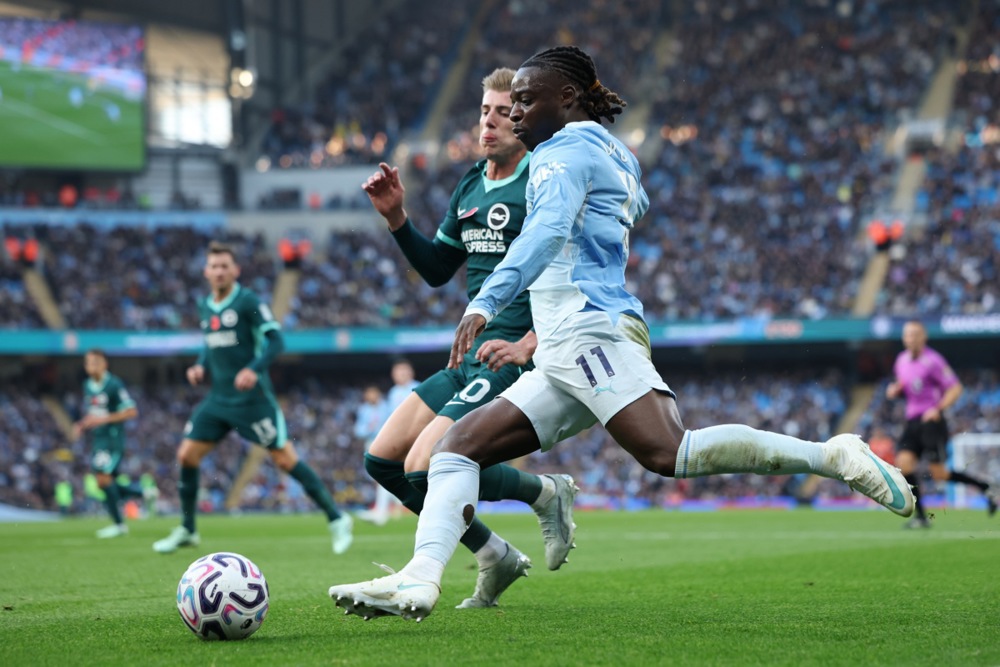 Jeremy Doku – 6.9. Gieo rắc nhiều xáo trộn cho hàng phòng ngự Brighton nhờ tốc độ xé gió và các pha đột phá trực diện. Tuy nhiên, hiệu quả cuối cùng của Doku chưa cao khi anh vẫn làm mất bóng quá nhiều lần. Ảnh: EPA.


Chấm điểm Man City theo BongDa.com.vn.


Erling Haaland – 6.4. Bị phong tỏa chặt chẽ và gần như rơi vào trạng thái cô độc suốt cả trận đấu. Trung phong người Na Uy chạm bóng rất ít và hoàn toàn bất lực trong việc tìm kiếm đường vào khung thành đối phương. Ảnh: EPA.