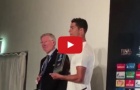 Cristiano Ronaldo nhận giải Cầu thủ xuất sắc nhất trận từ Sir Alex Ferguson