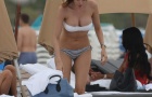 Aida Yespica 'đốt cháy' bờ biển Miami với đồ bikini nóng bỏng