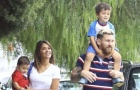Lionel Messi vây quần bên gia đình sau sân cỏ