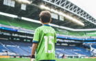 Khoảnh khắc cảm động, cậu bé 8 tuổi bước ra sân đối đầu Dortmund
