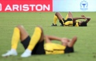 Cầu thủ U23 Malaysia đổ gục xuống sân vì thất vọng
