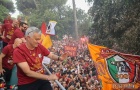 Biểu cảm của Jose Mourinho khi được biển người ở Rome chào đón