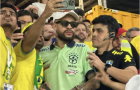 Neymar giả làm náo loạn khán đài trận Brazil gặp Thụy Sĩ