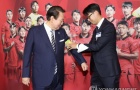 Son Heung Min đeo băng đội trưởng cho tổng thống Hàn Quốc