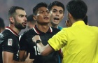 Trọng tài quơ tay trúng mặt cầu thủ Indonesia