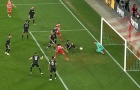 Pha bóng gây tranh cãi trong trận Freiburg - Juventus 