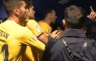 Dàn sao Barca đụng độ CĐV điên loạn trong đường hầm