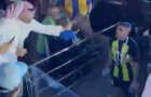 CĐV Ả Rập dùng roi quất vào đồng đội của Benzema