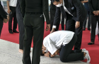 Thủ môn Thái Lan gây tai nạn quỳ lạy xin lỗi gia đình nạn nhân