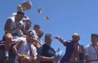 Tiền vệ Argentina ném tiền cho CĐV khi diễu hành