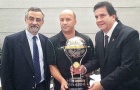 Nhà vô địch năm 2015 trao cúp cho Chapecoense