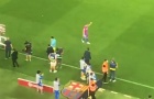 Fan Barca đồng loạt đứng dậy vỗ tay tạm biệt De Jong