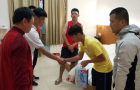 Đấm cầu thủ Trung Quốc khâu 6 mũi, đàn em Quang Hải vào bệnh viện xin lỗi