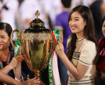 Hoa hậu Đỗ Mỹ Linh cùng CLB Hà Nội ăn mừng chức vô địch