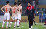 Tấn Tài chất vấn HLV Kiatisuk; 'Các đội bóng V-League thường hỗ trợ nhau'