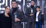 Ronaldo bảnh bao cùng gia đình nhận giải thưởng đặc biệt