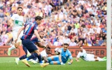 Lewandowski bật chế độ 'đồ sát', Barca trút giận trên sân nhà