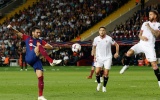 Ramos đá phản lưới giúp Barca chiếm đỉnh La Liga