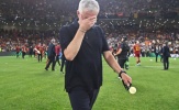 Mourinho lặng lẽ khóc một mình sau khi nhận huy chương