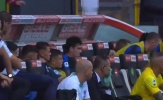 HLV thay người kỳ quặc, sao Inter cay cú đạp ghế