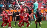 Neuer dứt điểm nhiều gấp đôi Mane trong trận thua Augsburg