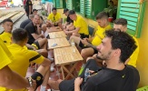 Cầu thủ Dortmund thích thú với trà đá, cafe vỉa hè