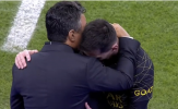 Messi ôm chặt HLV đối thủ sau khi rời sân