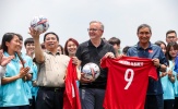 Hai Thủ tướng Việt Nam và Australia thích thú với món quà từ tuyển bóng đá nữ