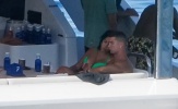 Ronaldo và bạn gái thân mật trên du thuyền