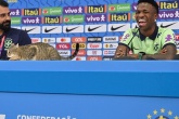 Con mèo đột nhập phòng họp báo, Vinicius cười phá lên