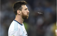 Messi phun nước bọt khi chứng kiến hàng thủ Argentina chơi siêu tệ
