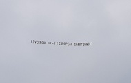 CĐV Liverpool bắt chước thuê máy bay giăng biểu ngữ chế giễu M.U tại Úc