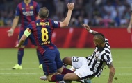May mắn, Vidal thoát thẻ đỏ; Barcelona đòi penalty