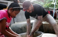 David Beckham chung tay… giặt quần áo với trẻ em Campuchia