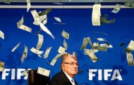 Sepp Blatter bị ném cả đống tiền vào mặt
