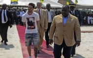 Điểm tin hậu trường 21/07: Cực sốc! Chủ tịch FIFA “ăn tiền” ngay trong họp báo, Messi bất nhã tại châu Phi