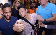 Fan Việt Nam bị an ninh Man City kéo ra khi chụp ảnh với Sterling