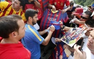 Barcelona tập luyện, Luis Suarez bị CĐV quây kín