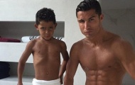 Ronaldo cởi đồ, đọ cơ bắp với con trai