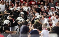 Cảnh sát Hy Lạp trấn áp fan Bayern bằng dùi cui