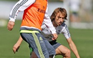 Modric quyết lấy bóng từ chân Ronaldo trong buổi tập của Real Madrid
