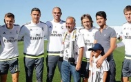 Ronaldo và đồng đội chào đón cha con tị nạn bị ngáng chân