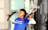 U23 Việt Nam rèn thể lực tại phòng gym trong ngày mưa rét
