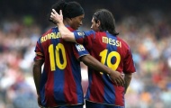 Messi “vô tư” nhận áo số 10 từ Ronaldinho
