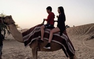 Fan nữ Chelsea Việt Nam cưỡi lạc đà ở Dubai