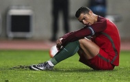Ronaldo ngồi “tự kỷ” sau pha đá phạt đền tệ hại